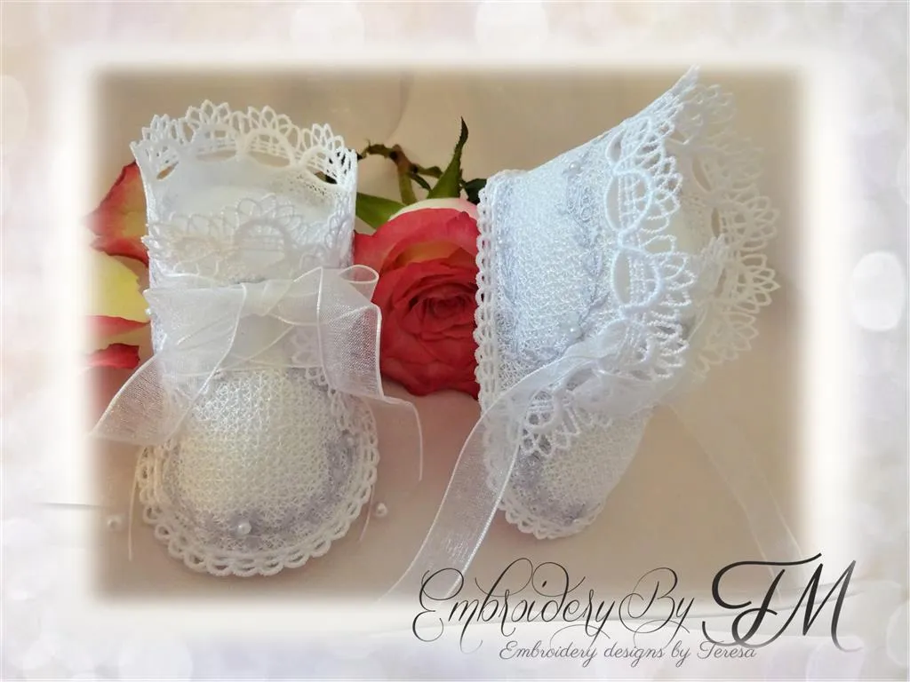 Baby booties de Luxe No.41/ two sizes / 4x4 hoop and 5x7 hoop