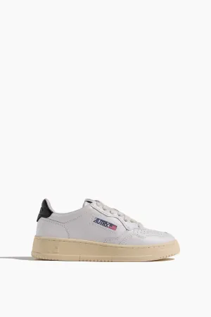 Medalist Low Women Sneaker in White/Black